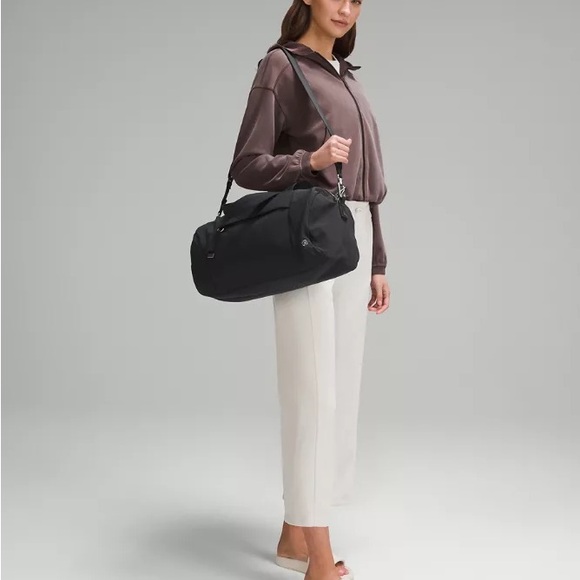 Lululemon On My Level Barrel Duffle Bag 16L, Black - Picture 1 of 8